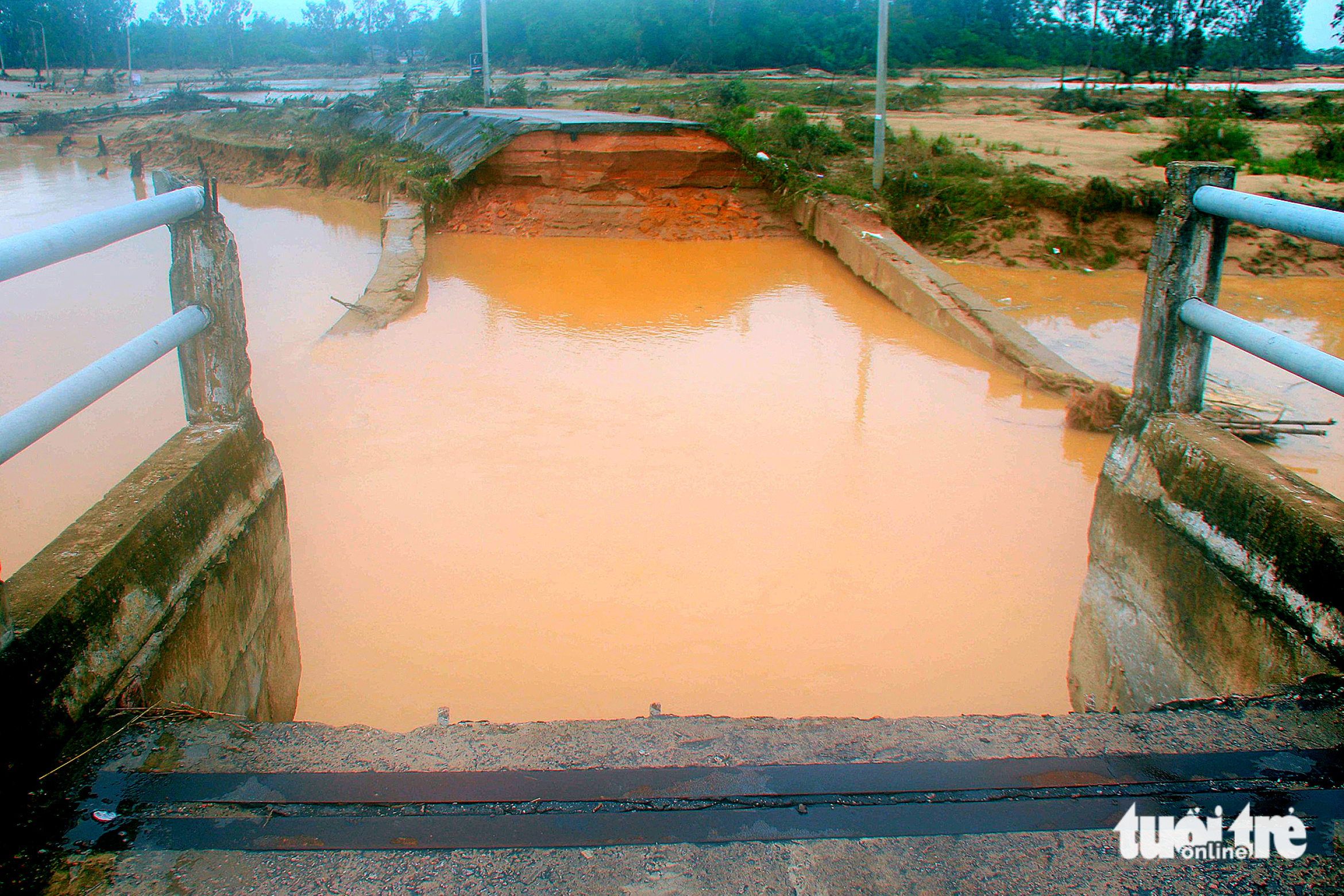 岘港:洪水冲垮连接南福社与会安的交通要道桥梁
